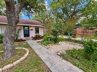 Building Photo - 406 Concho St