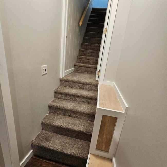 Building Photo - Duplex - 2 Bedroom, 2 Full Bathrooms and a...
