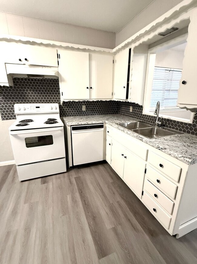 Building Photo - Beautifully Updated 3 bedroom 1 bath