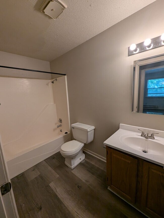 Building Photo - Upstairs 2 Bedroom Apartment
