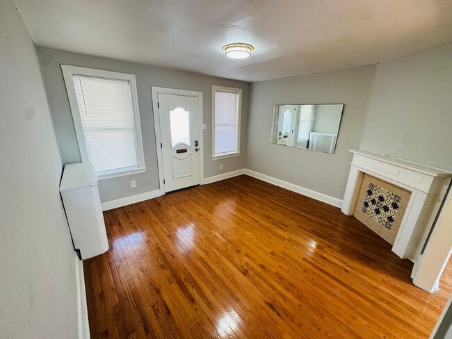 Building Photo - Remodeled 3bd/1 House with Rear yard!! SEC...
