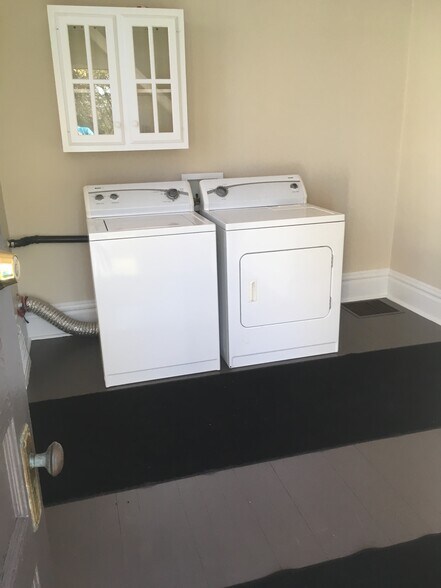 Building Photo - 442 Oneida St