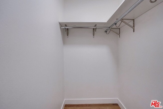 Building Photo - 435 N Oakhurst Dr