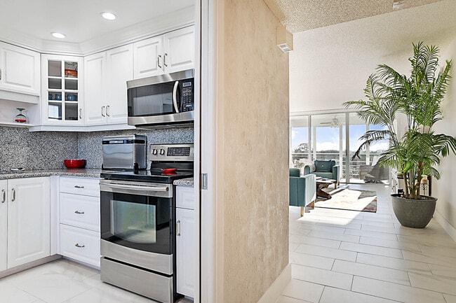 Building Photo - 575 Oaks Ln