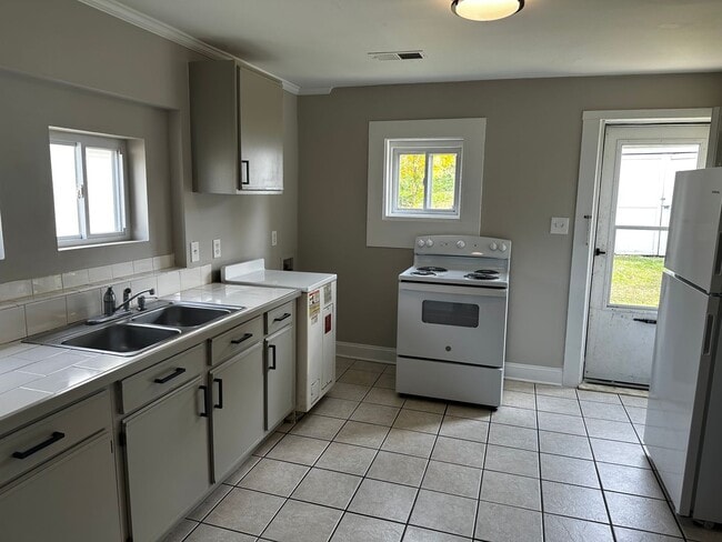 Building Photo - Schedule a Time to Tour this Home! Charming Updated 2 Bed, 1 bath Bungalow!