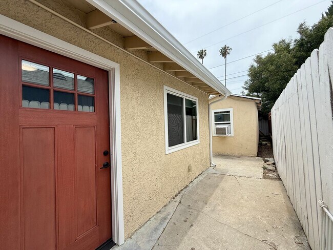 Building Photo - Charming Long Beach Home with Bonus Spaces!