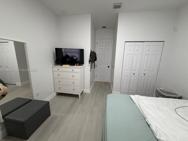 Building Photo - 1022 NE 42nd Terrace