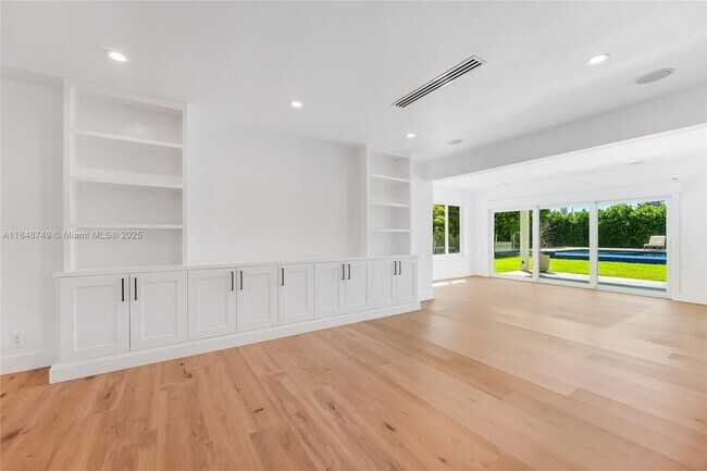 Building Photo - 740 S Shore Dr