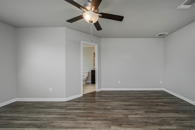 Building Photo - 623 Hollyhock Dr