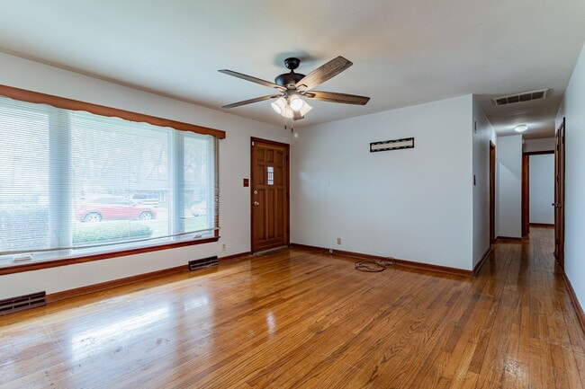 Building Photo - 3 bedroom, 1 bath ranch home! Close to I-74, on the local MTD bus line!! - Available 05/01/2026