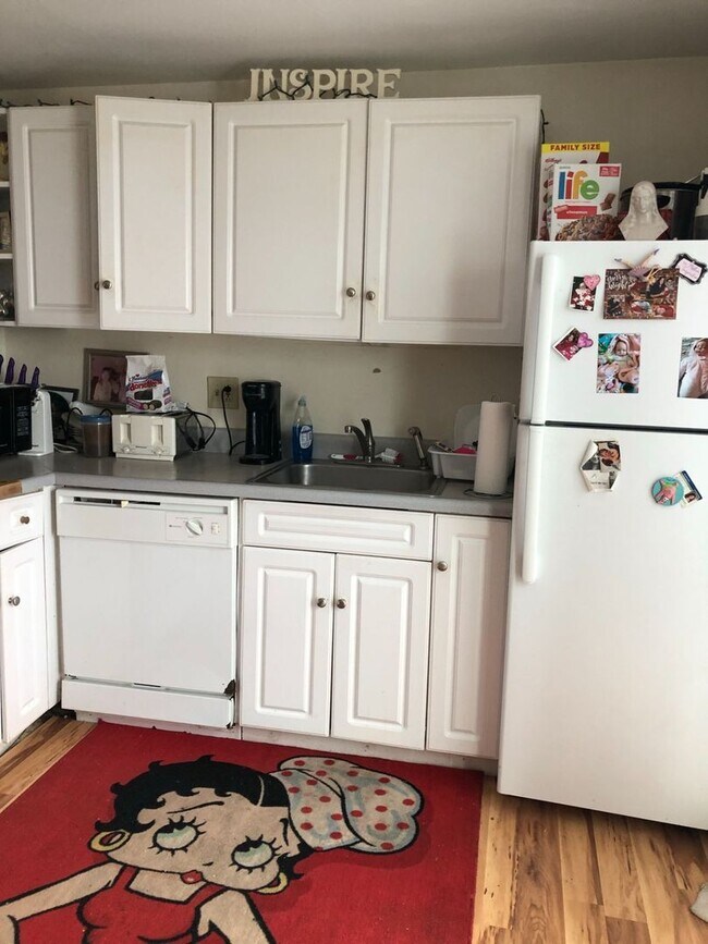 Building Photo - 17 Uni