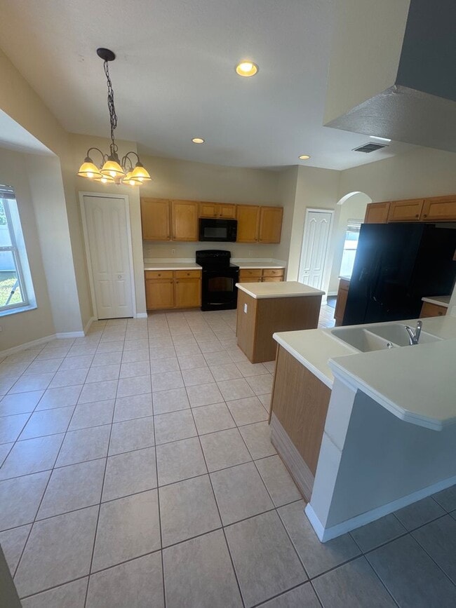 Building Photo - Lovely Large 5/4 Pool Home in West Haven