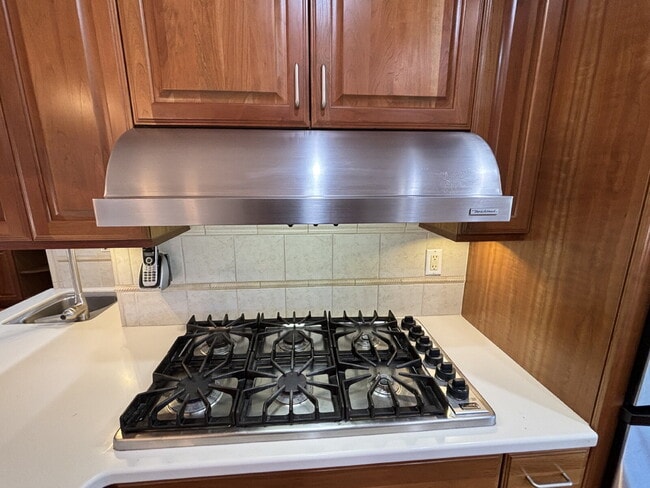 Building Photo - 485 Butterfield Pl