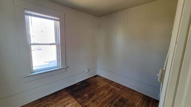 Building Photo - 3 bed 1.5 bath duplex Close to UWEC!