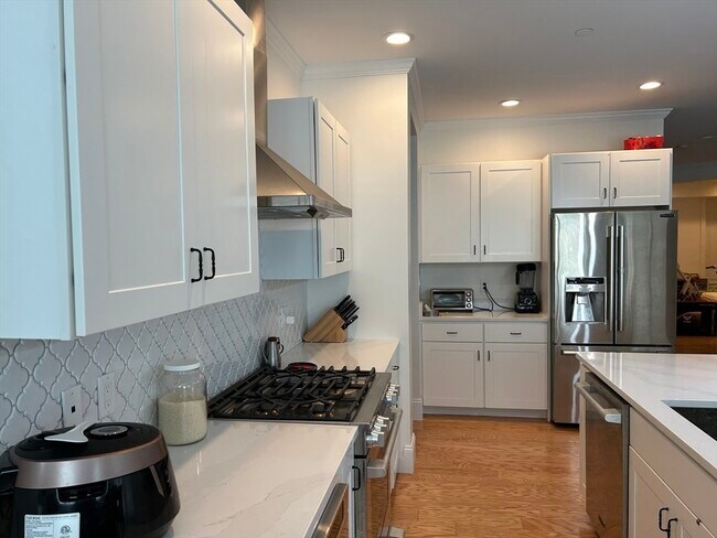 Building Photo - 6 Lily Pond Ln
