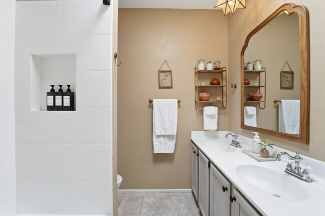 Building Photo - Move-in-ready home available furnished or unfurnished to suit your lifestyle!!