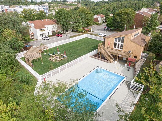 Building Photo - two bedroom two bath condo in Robinson Tow...