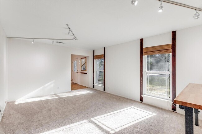 Building Photo - 4002 Biscay Dr