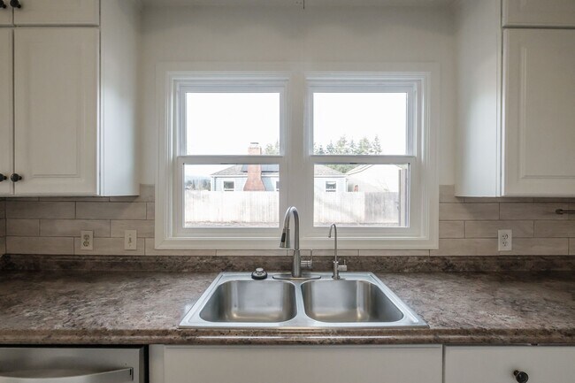 Building Photo - Charming 3-Bed 2 Bath Home with Spectacula...