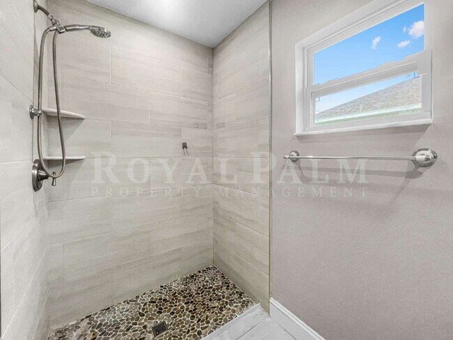 Building Photo - 4BR/2BA Home with High Ceilings, Garage & Large Kitchen Island