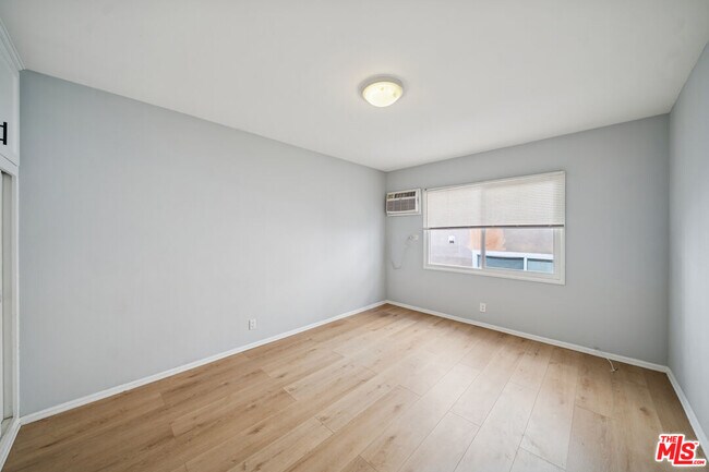 Building Photo - 1270 Havenhurst Dr