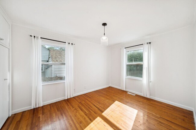 Building Photo - Adorable Home in the Heart of Midtown!
