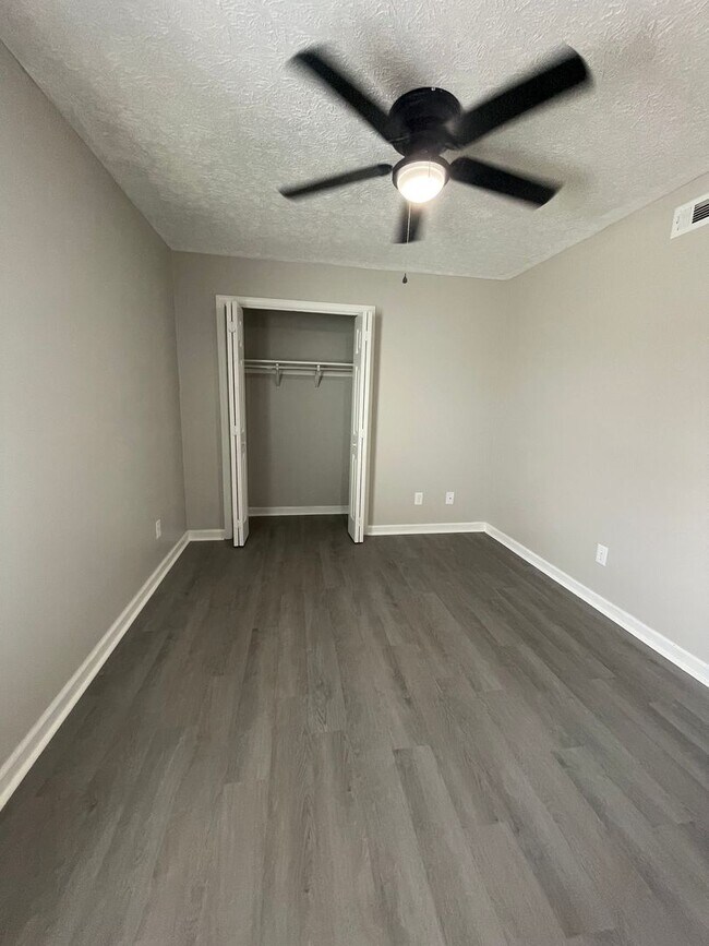 Building Photo - City Walk Apartments!