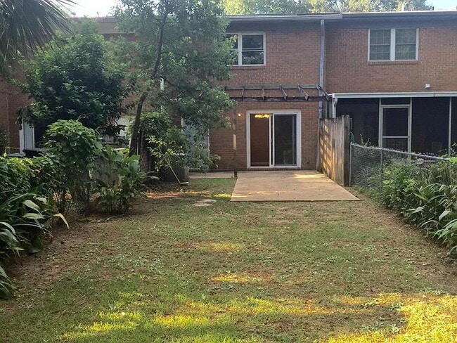 Building Photo - GREAT LOCATION 2BED 2BATH! FENCED IN YARD!