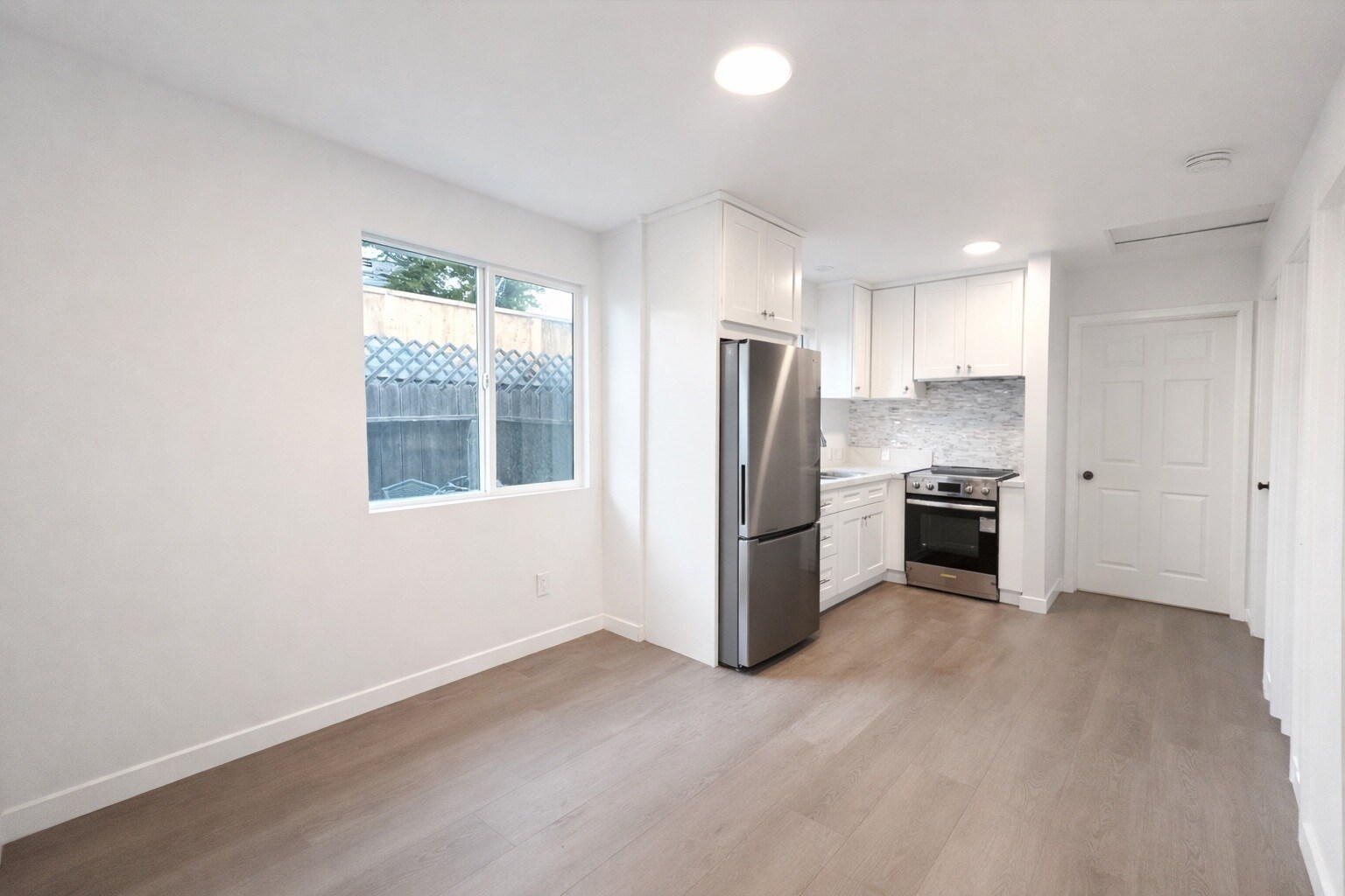 Building Photo - 6905 Noble Ave