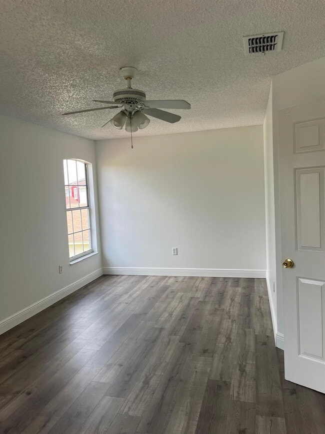 Building Photo - 725 Hawk Ln