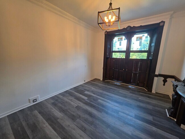Building Photo - Newly Renovated 3 Bedroom Apartment - Poug...