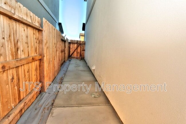 Building Photo - 5 Oak Manor Way