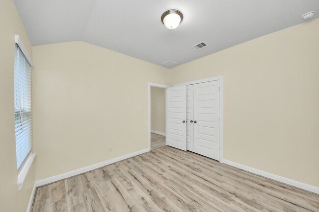 Building Photo - 24654 Greenwood Bay Dr