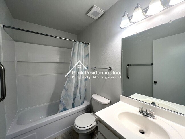 Building Photo - Wonderful 2bd/2ba Citrus Heights Condo with 2 Car Garage!