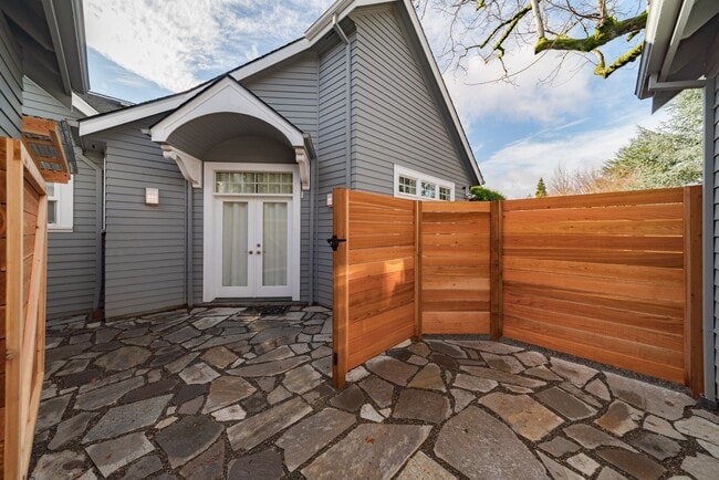 Building Photo - Knott House