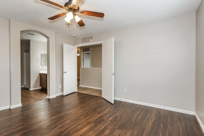 Building Photo - 339 S Travis