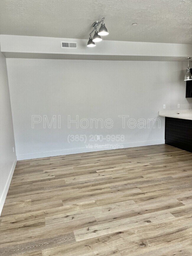 Building Photo - 2874 Kiesel Ave
