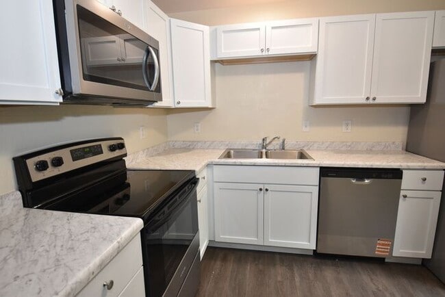 Building Photo - Elkhart North West- 3 bedroom ranch with d...
