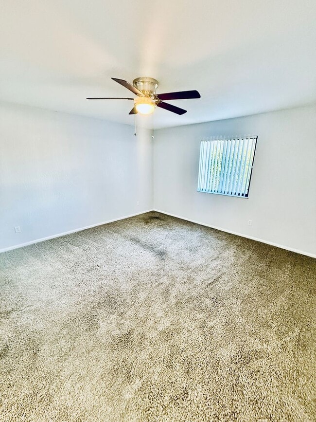 Building Photo - Low-Maintenance 2 Bedroom Condo with Modern Comforts