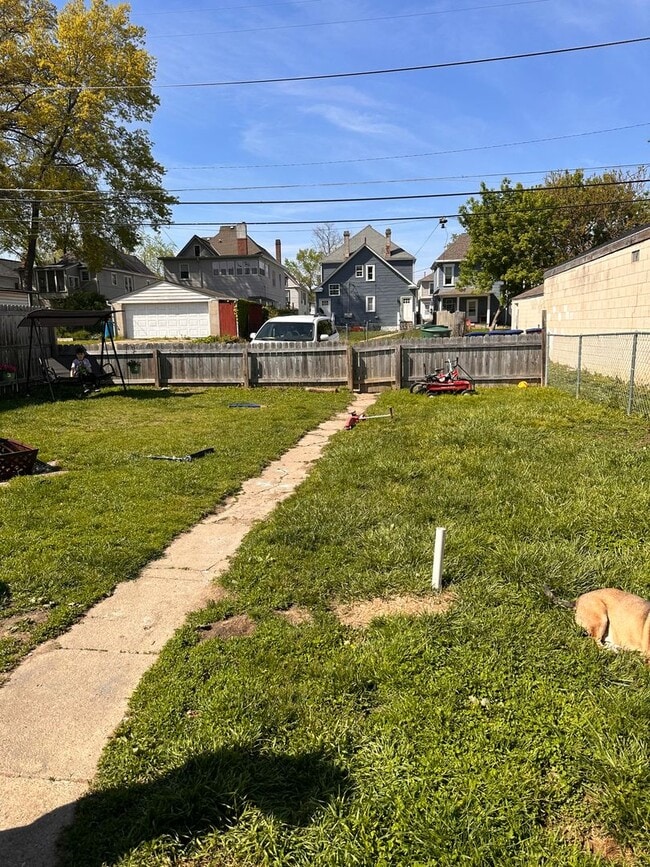 Building Photo - A spacious and quiet 3 bedroom home in Old...