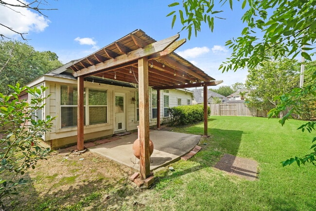 Building Photo - Welcome home to this charming single-story gem in the heart of Silverlake!