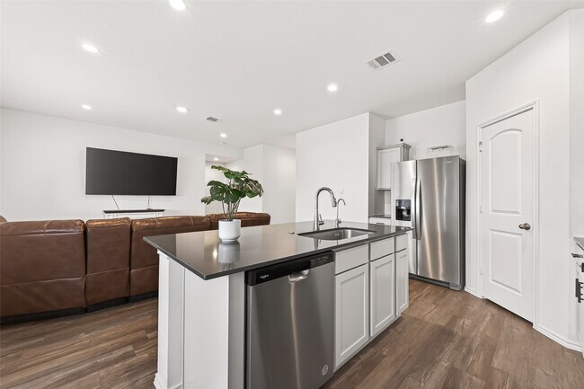 Building Photo - 40603 Pine Spruce Ln