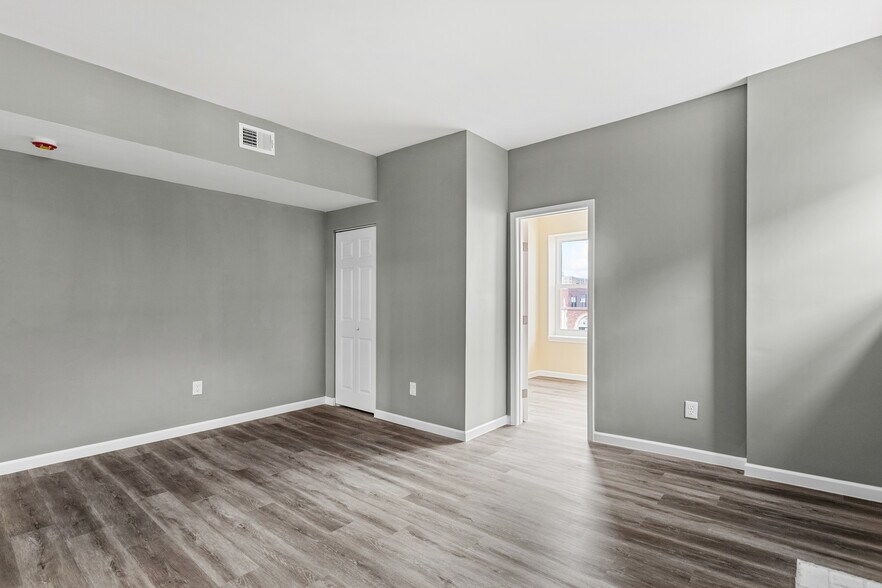 Building Photo - 5582 Pershing Ave