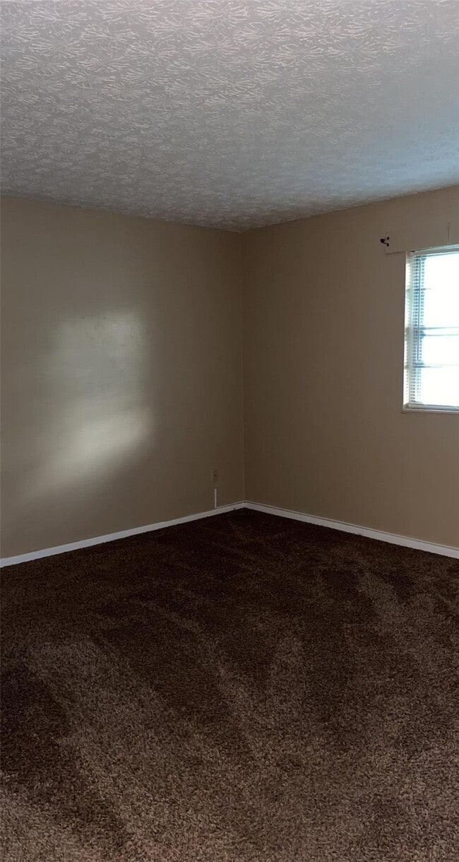 Building Photo - 304 Estate Dr