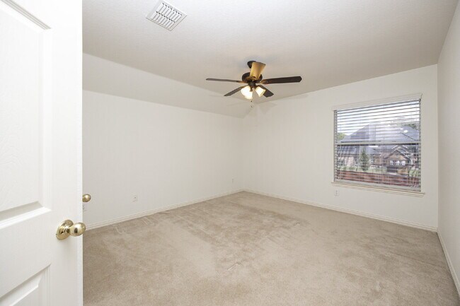 Building Photo - 10002 River Bend Dr