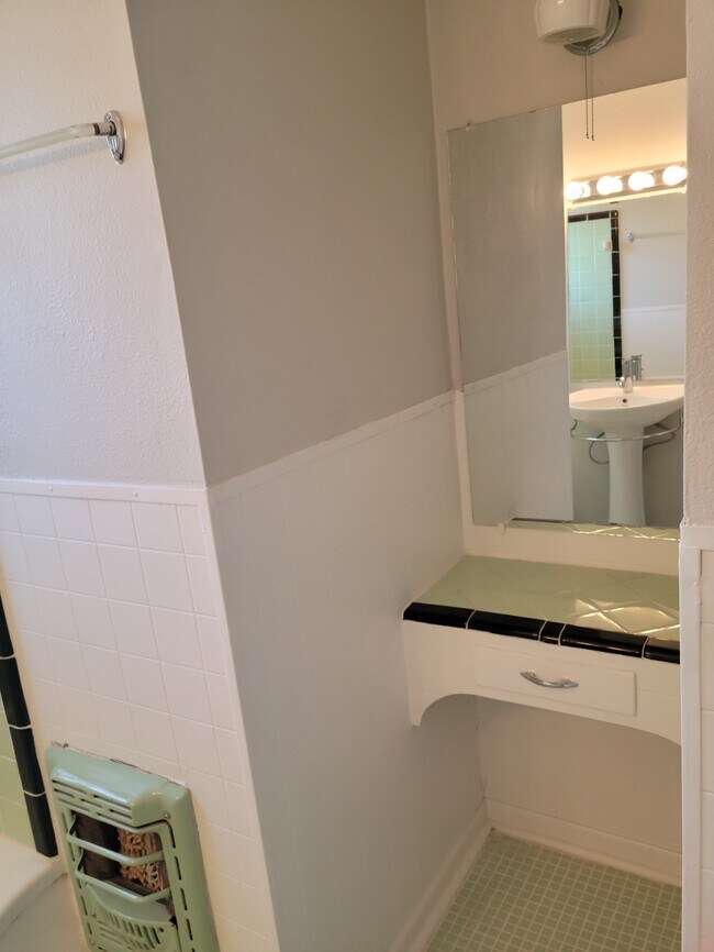 Building Photo - 1528 Steves Ave