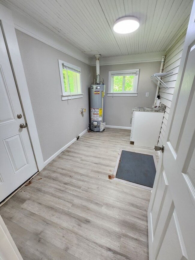 Building Photo - Spacious 3-Bedroom, 1-Bathroom Home AVAILA...