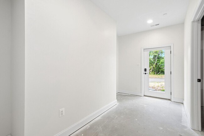 Building Photo - 5116 Shore Dr