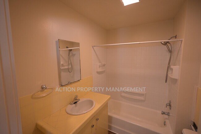 Building Photo - 3 bed 1 bath home in Port Angeles