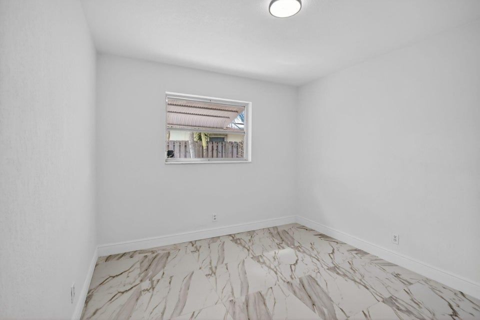 Building Photo - 5731 NE 17th Terrace